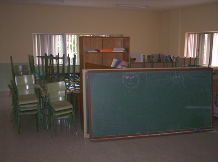 aula reci&eacute;n pintada a la espera de limpieza